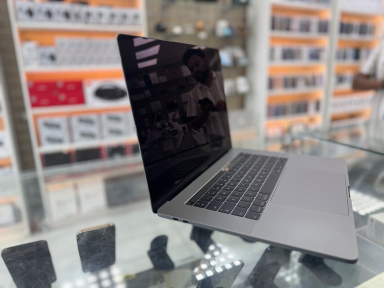 MacBook Pro i7 16GB Ram 512GB SSD 15"