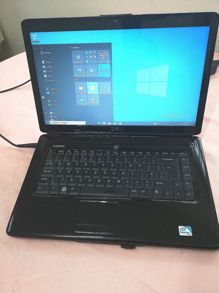 Dell Inspiron Laptop on Windows 10 with pink colour lid. . Pink colour. 