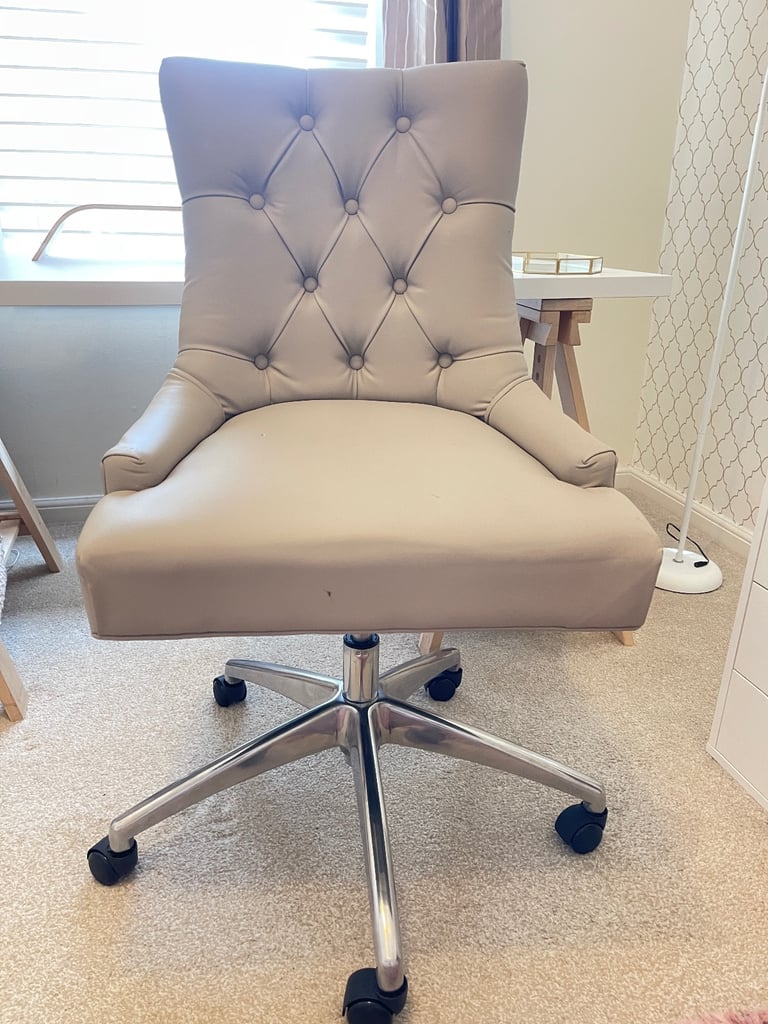 ✨ Beige Faux Leather Office / Desk Chair on Wheels ✨ Excellent Condition *Must go this week!