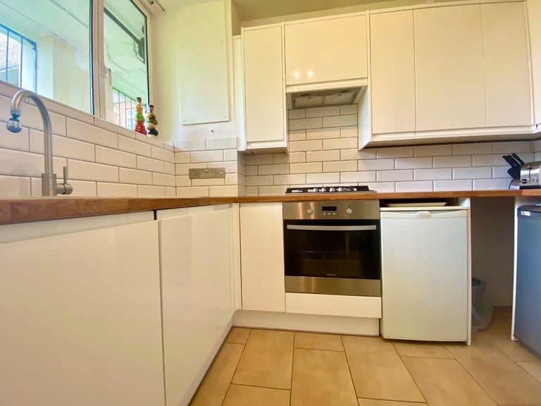Bright and spacious 2 bed duplex maisonette with private garden in Swiss Cottage, NW8.