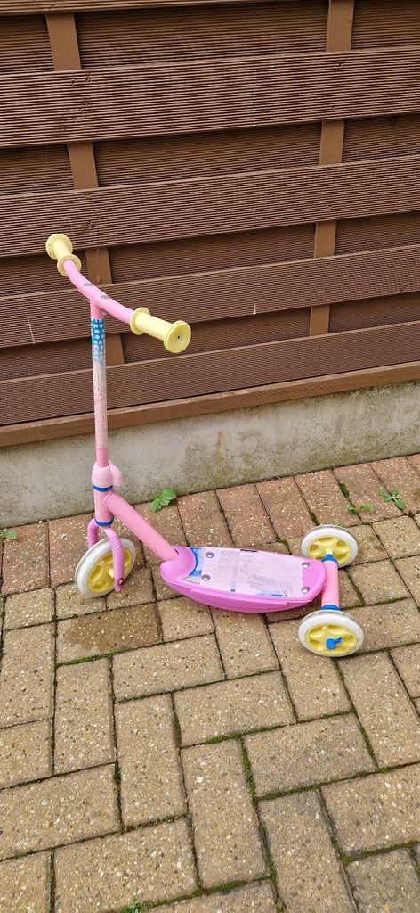 image for  CHILDS TRI SCOOTER. No 2. GOOD CONDITION.