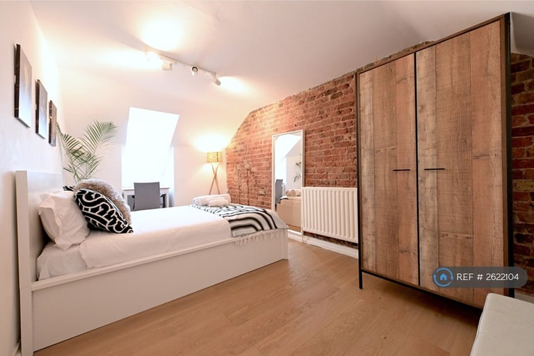 3 bedroom flat in Lewisham Way, London, SE14 (3 bed) (#2622104)