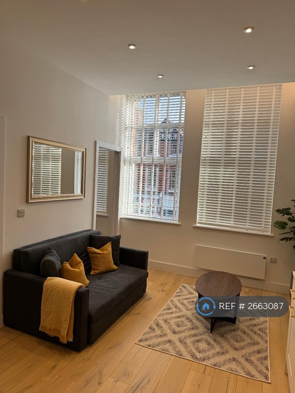 1 bedroom flat in Northenden Road, Sale, M33 (1 bed) (#2663087)