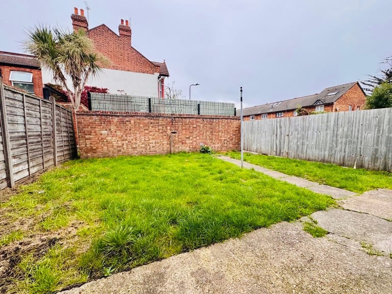 GARDEN FLAT 2 BEDROOM FLAT FOR RENT IDEAL FOR FAMILY AND STUDENTS