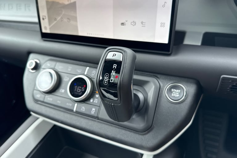 2025 Land Rover Defender 110 3.0 D250 MHEV X-Dynamic SE Auto 4WD Euro 6 (s/s) 5dr SUV Automatic