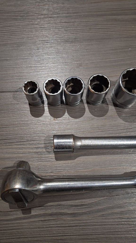 Ratchet /  Sockets / Extension. 