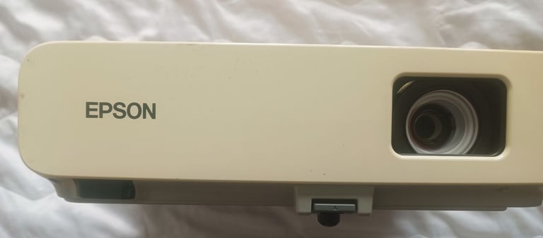 Epson LCD Projector model H353B with original remote control and power cable FAULTY