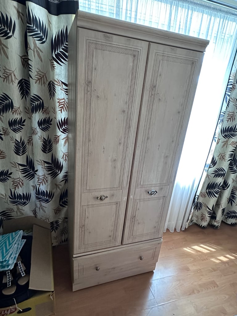 Beautiful 2 door wardrobe in £90 ! Can deliver nearby