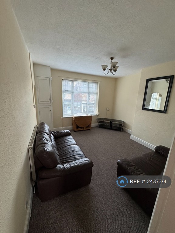 1 bedroom flat in Woodseats, Sheffield, S8 (1 bed) (#2437391)