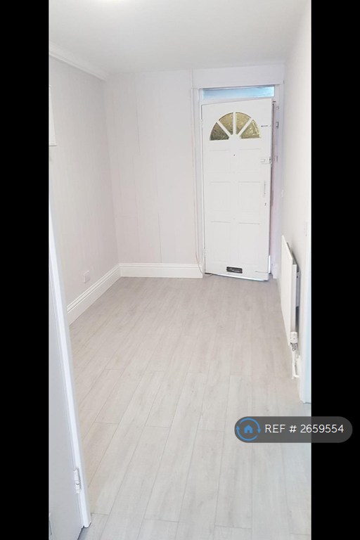 1 bedroom flat in Reginald Road, London, SE8 (1 bed) (#2659554)