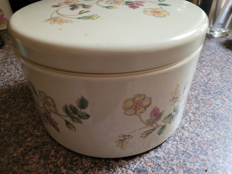 CUP CAKE HEAVEN CAKE TIN (PROPER ONE) FULL OF PASTRY CUTTERS OVER 100 FAIRY CASES APRON MORE