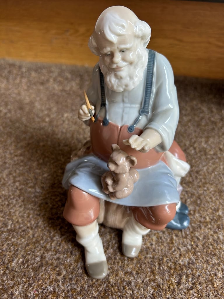 Lladro Santa’s magic touch