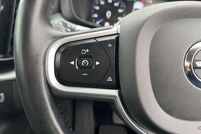2020 Volvo XC60 2.0 D4 Momentum SUV 5dr Diesel Auto Euro 6 (s/s) (190 ps) SUV Diesel Automatic
