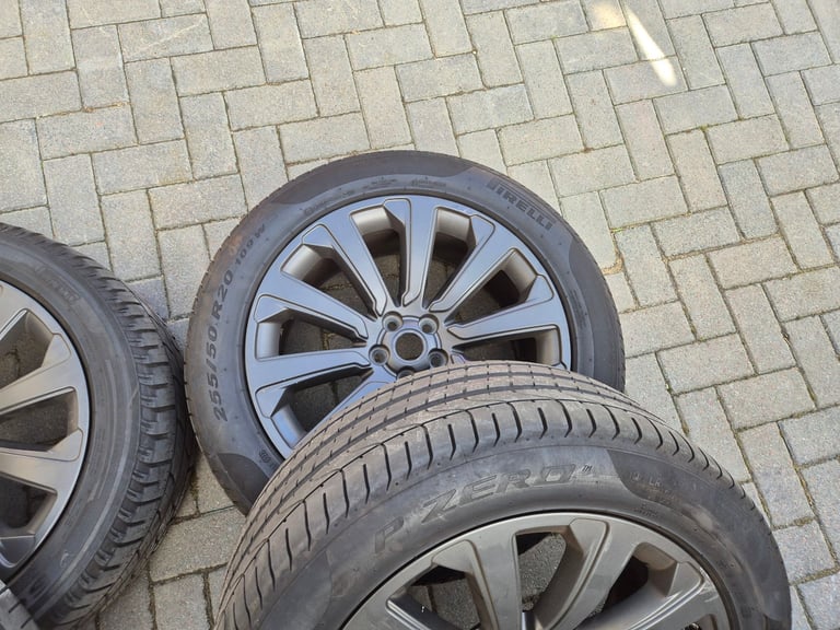 Genuine Land rover Velar Alloy Wheels and tyres 