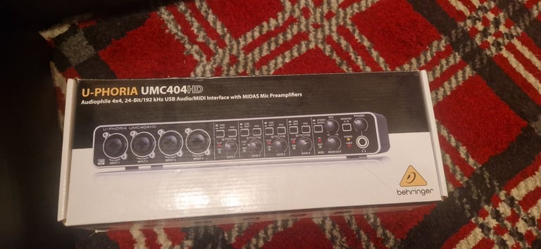 Roland VR-09 Keyboard + KRK Rokit 6 Monitors + Behringer UMC404HD Bundle