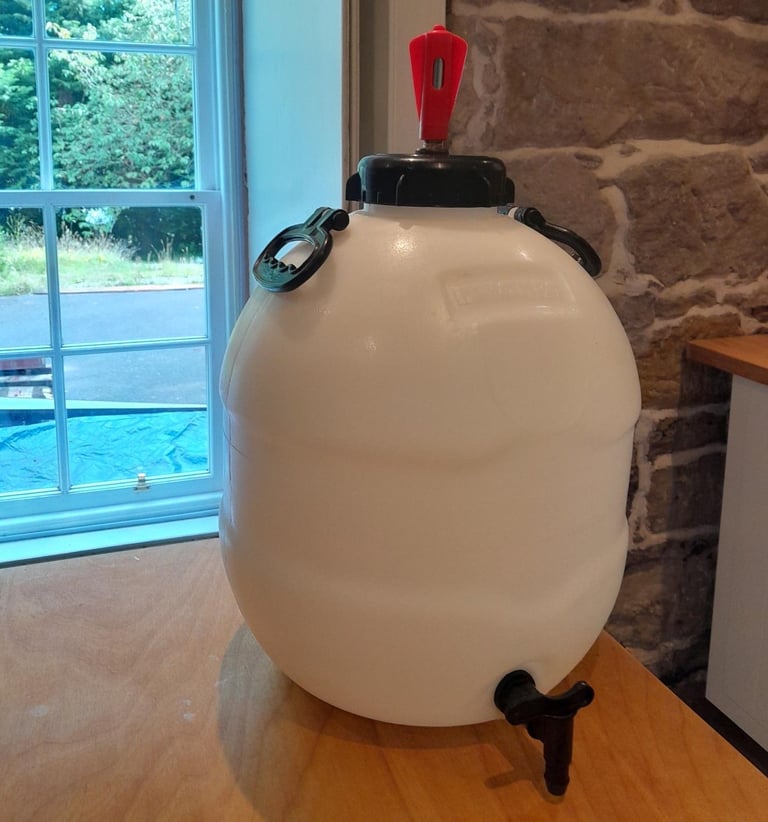 King Keg 5 gallon / 40 pint home brew serving barrel with tap + 4 x C02 cylinders