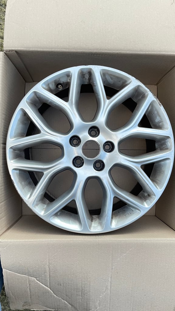 Ford alloy wheel 18”