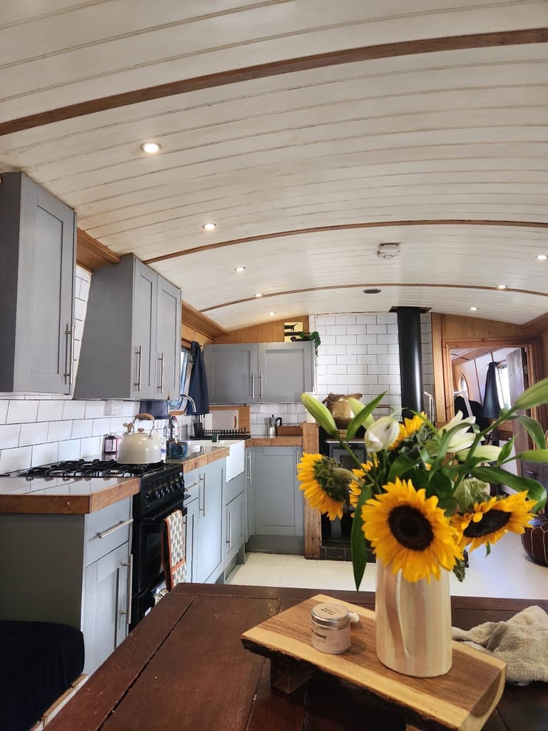 Large Widebeam boat - 2 bedrooms - 2 bathrooms, incl an ensuite - all bills incl - E14 5RB