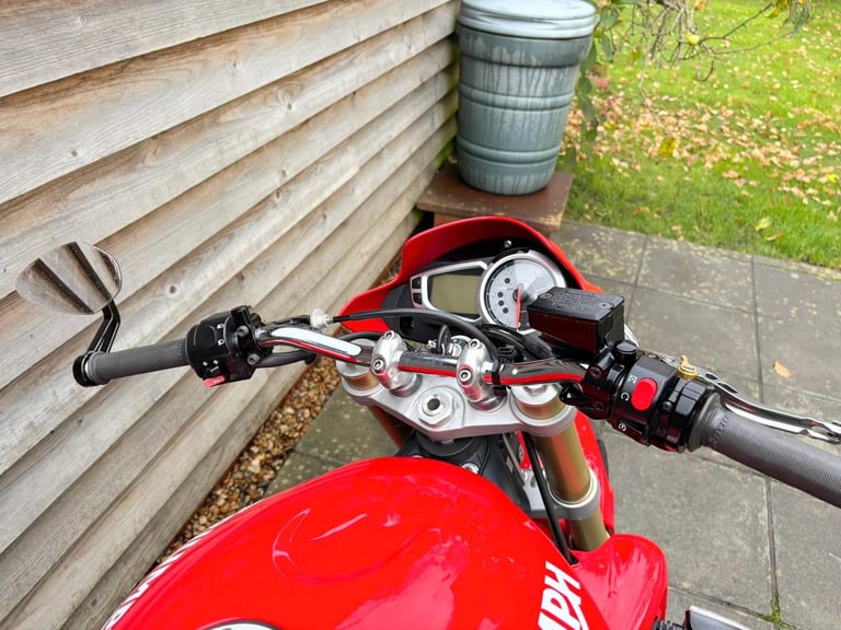 2011 // 11 Triumph Street Triple 675 £2800 Red 21813 miles.