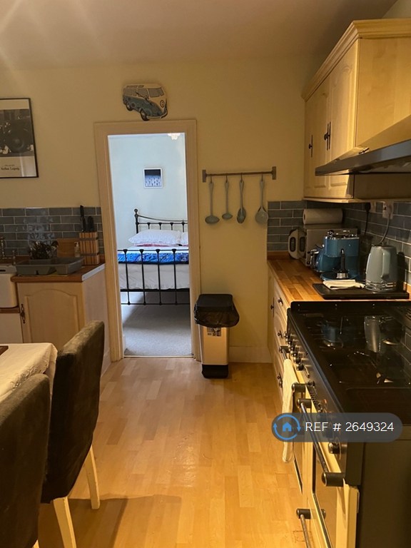 2 bedroom flat in Kenwyn Road, London, SW4 (2 bed) (#2649324)