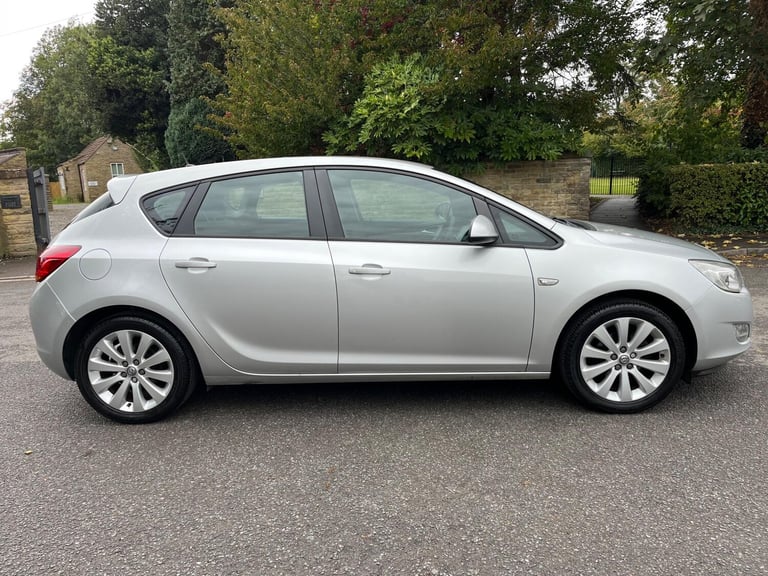 2010 Vauxhall Astra 1.4 16v Exclusiv Euro 5 5dr HATCHBACK Petrol Manual