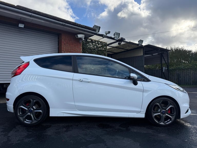 2016 Ford Fiesta 1.6T EcoBoost ST-3 Euro 6 3dr HATCHBACK Petrol Manual