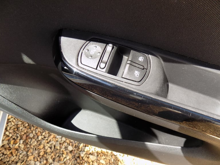 VAUXHALL CORSA 1.4 DESIGN. MORE PHOTOS AND VIDEO LINK ON OUR WEBSITE