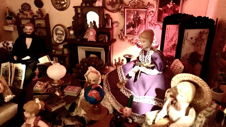 Lovely unique collectible wooden dolls house (1/12th scale), with lighting and contents 