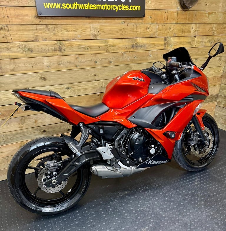 Kawasaki EX 650 Ninja / 2017 model / only 4568 miles!