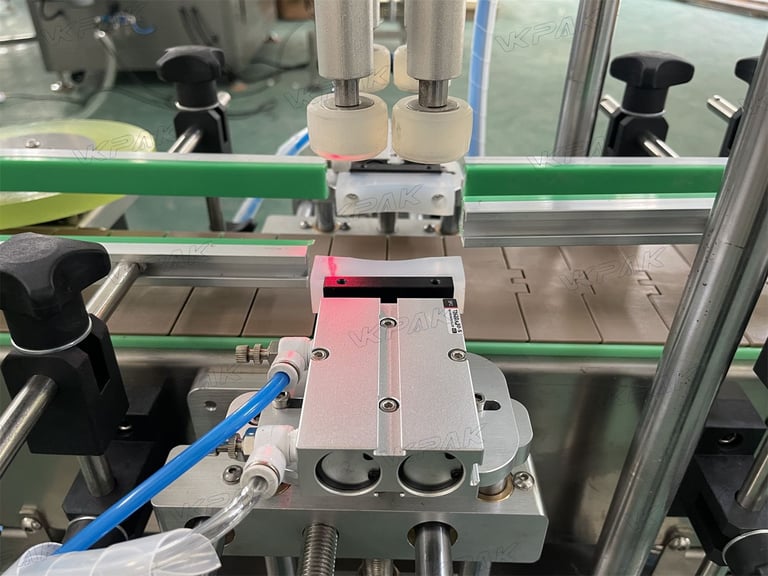 Automatic Tabletop Spray Cap Screw Capping Sealing Machine for Plastic Pet Glass Bottle