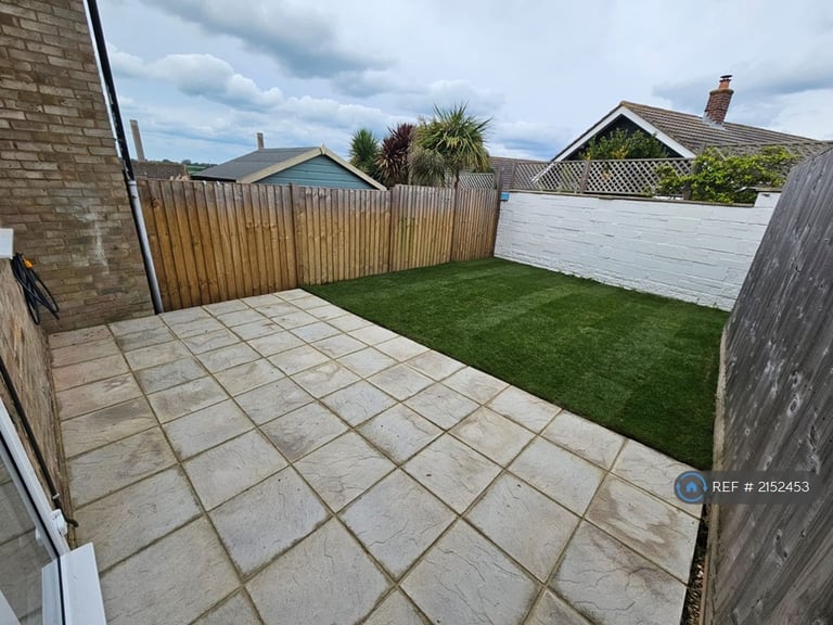 3 bedroom house in Harvey Close, East Cowes, PO32 (3 bed) (#2152453)