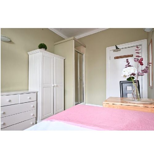 Single Bedsit in Holland Road, Shepherds Bush/Olympia, W14 8BE ***Utility Bills Inc***