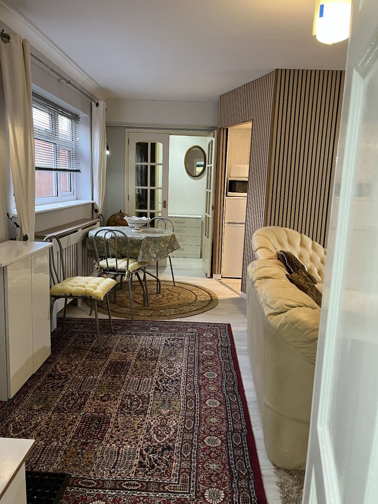 Flat Share 2 Bed Annexe Ruislip - Single & Double - £150/£200 P.W. Bills Included 