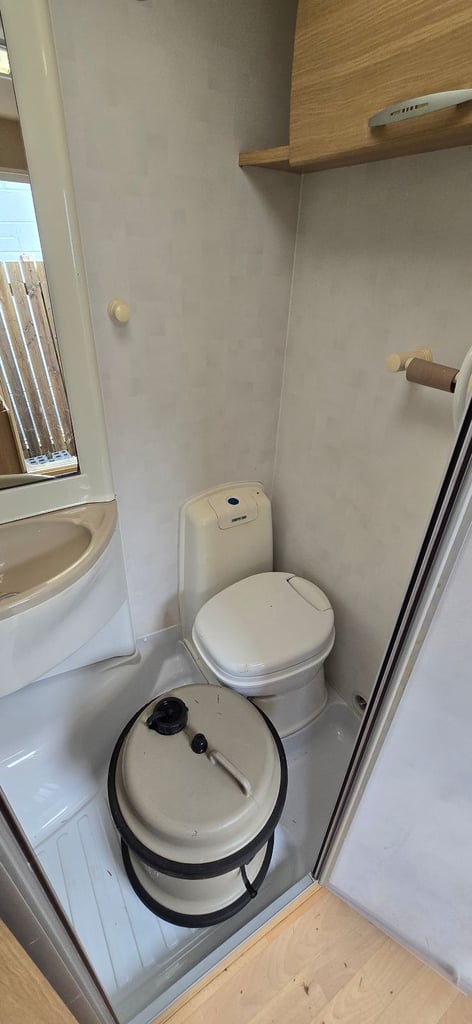 Abbey freestyle 560/6 berth fixed bunk beds 2008 motor mover full awning 