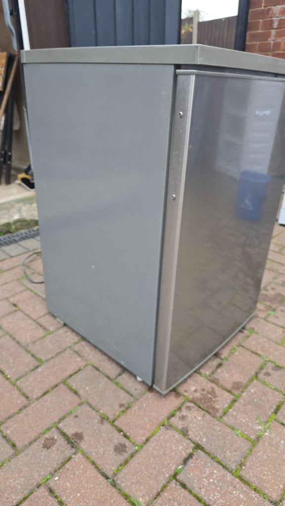 Hisense Metallic Silver Fridge - Good condition & Fully working - Can deliver locally from £7