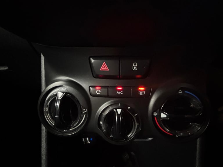 Peugeot 208 1.2cc ACTIVE 82 bhp good spec