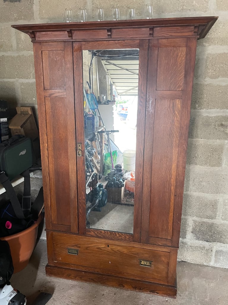 English Arts and Crafts Oak Wardrobe (c.1910)