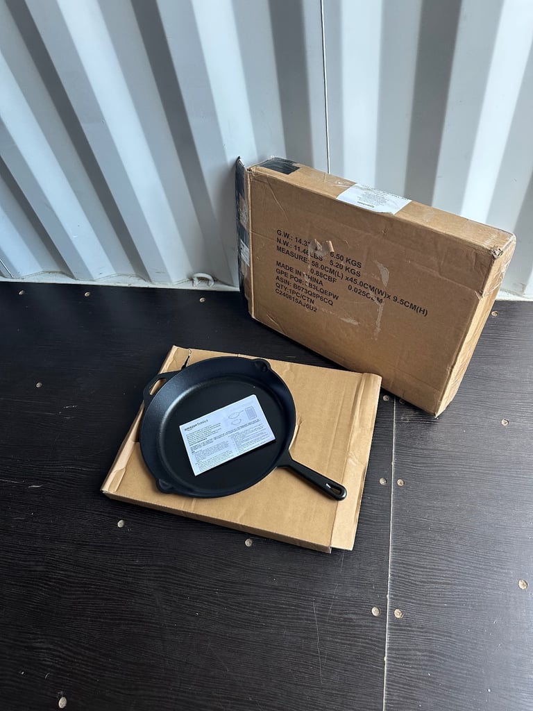 Amazon Basics Pre-Seasoned Cast Iron Skillet 38.1cm Heavy Duty Cooking Pan