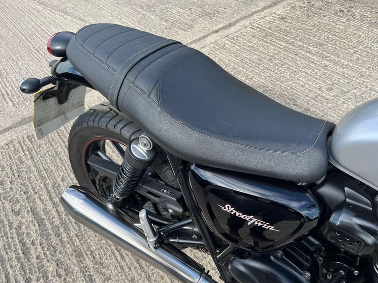 2017 17 TRIUMPH BONNEVILLE STREET TWIN 900 SILVER RETRO NAKED HPI CLEAR