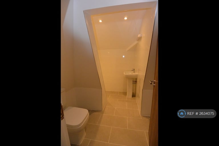 3 bedroom flat in Castle Hill Avenue, Folkestone, CT20 (3 bed) (#2634075)
