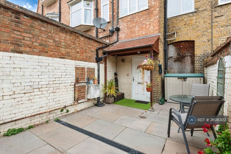 2 bedroom flat in Upper Richmond Road West, London, SW14 (2 bed) (#2608302)