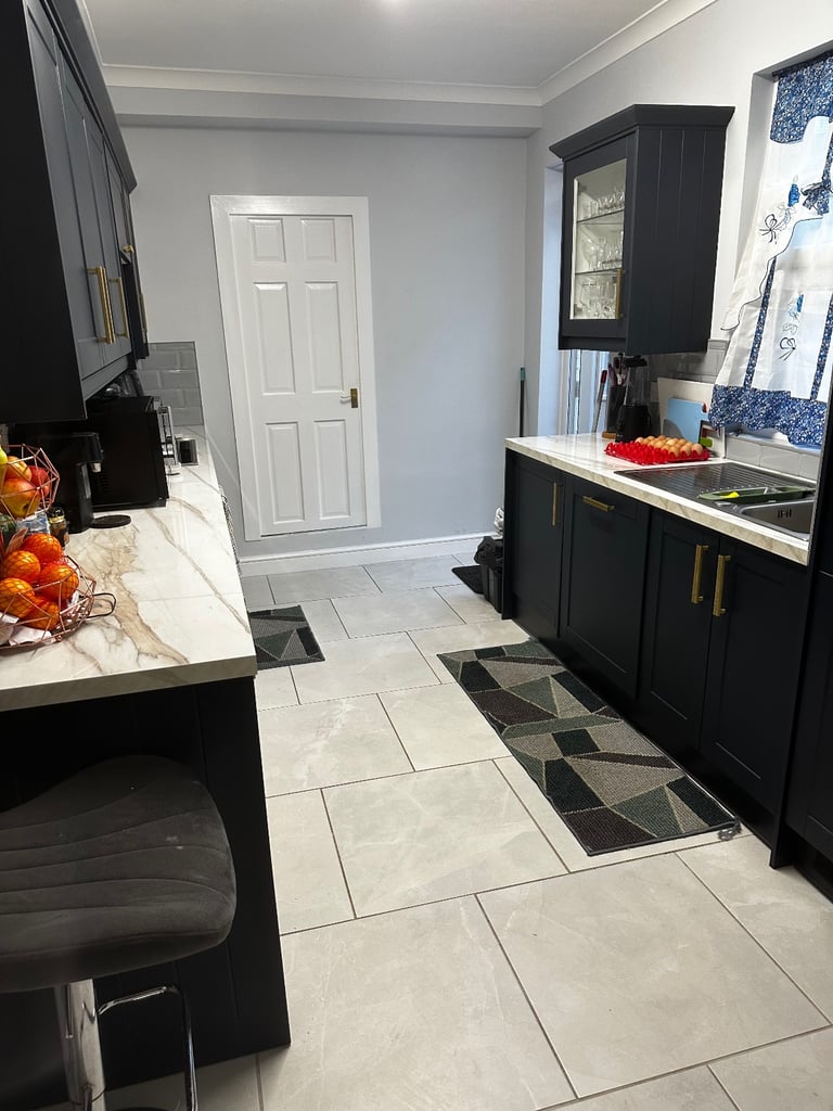 Large bedroom to rent 