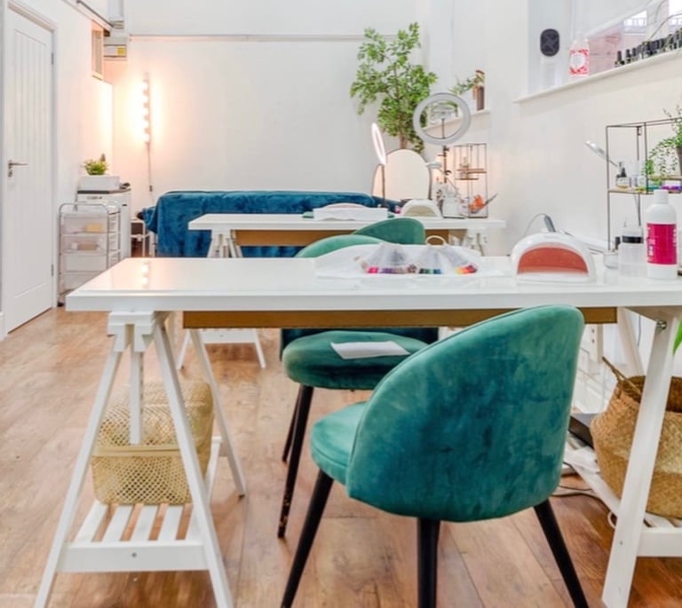 Beautiful Room, Nail Table & Hair Chair to Rent in City Centre