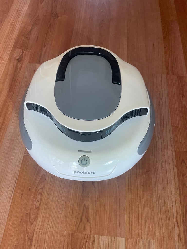 Pool cleaning robot 