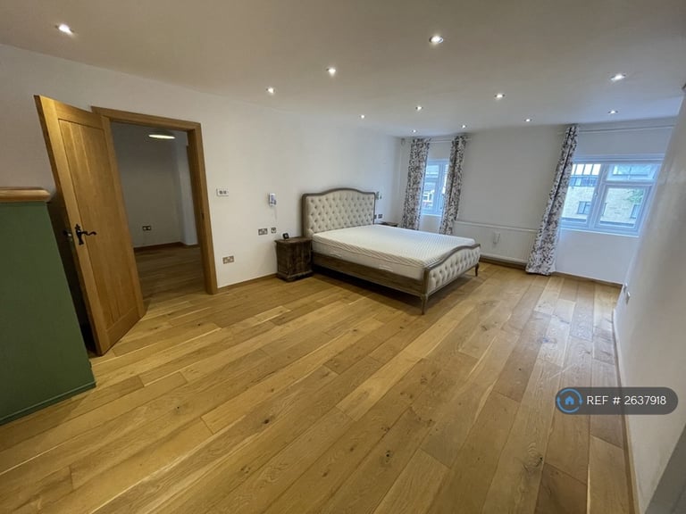 5 bedroom house in Wellesley Avenue, Iver, SL0 (5 bed) (#2637918)