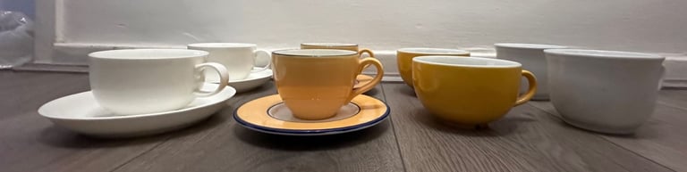 MUST GO - 2x sets of 4x cups - 2x sets with saucers