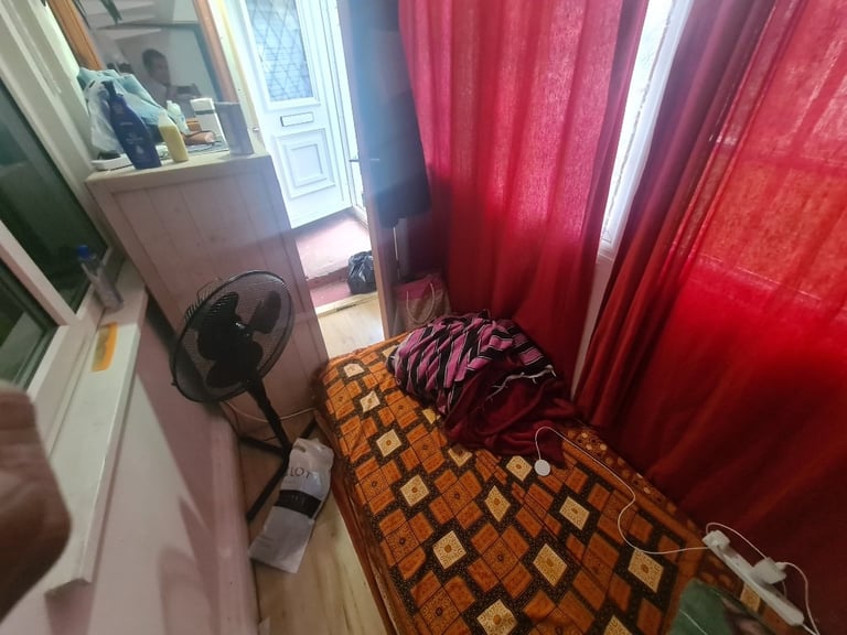 One Bedroom Anex With  Shower/Toilets in Croydon Next to Threrapia Lane Tram Stop