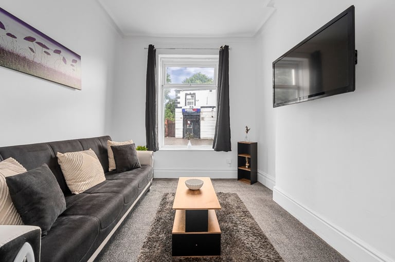 Cozy 3 BR House in Manchester | Parking, Kitchen