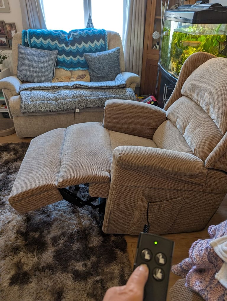 image for HSL Riser Recliner & matching Recliner Chair 