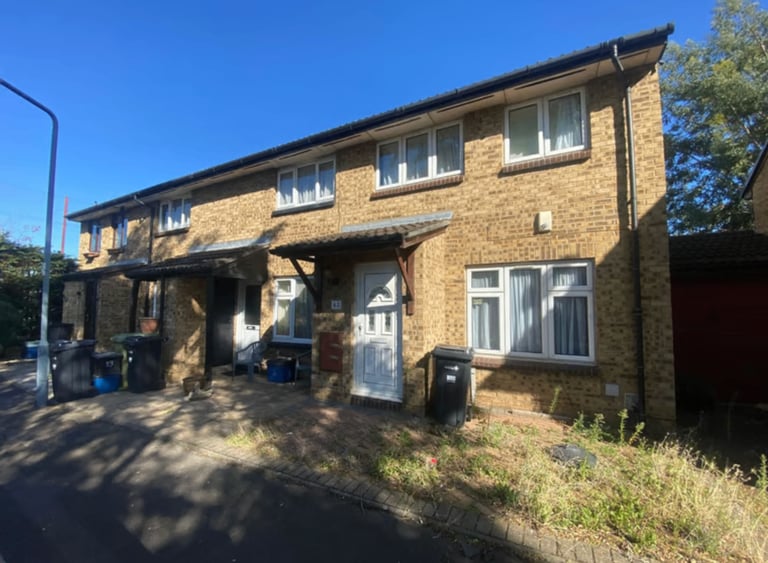 Modern 3-Bedroom House | Renovated | Fitted Kitchen | Garden | Parking | Fiennes Close, Dagenham-RM8